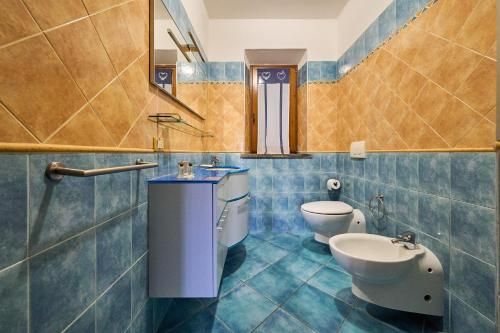a bathroom with a toilet and a sink at Casa Martina in Sassetta