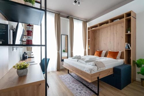 MIMIs Lakeside Rooms - NEWLY RENOVATED