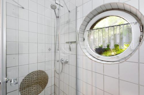 a bathroom with a mirror and a shower at Ferienwohnung Waldblick in Remscheid