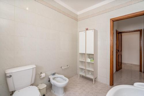 a bathroom with a toilet and a sink at Maralvor 301 in Alvor