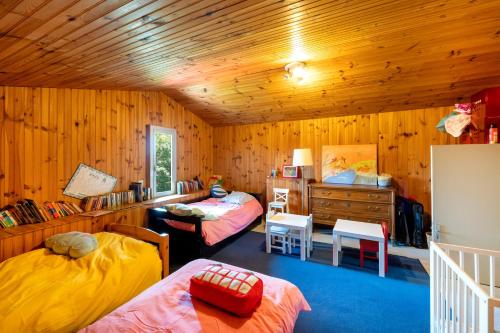 a room with two beds and a dresser in a cabin at Espace, Luxe, Calme Et Nature in Saint-Martin-de-Seignanx