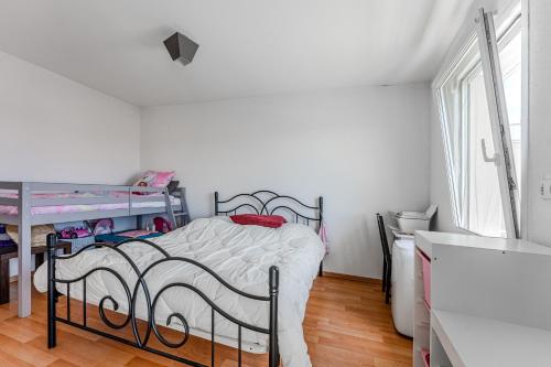 a small bedroom with a bed and a window at Appartement proche plage Parentis in Parentis-en-Born