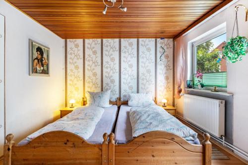 a bedroom with two beds and a window at Altstadt Ferienhaus mit Terrasse in Husum