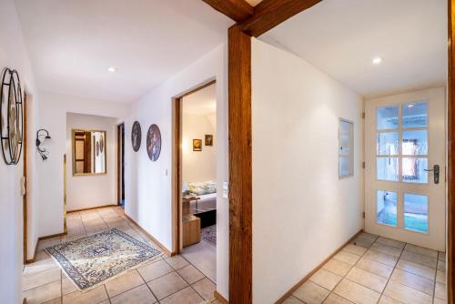 a hallway with a door leading to a bedroom at Feriendomizil Berta Benzingen 2 in Winterlingen