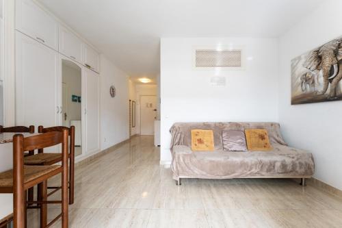 Marina view, sunny one bedroom pyr