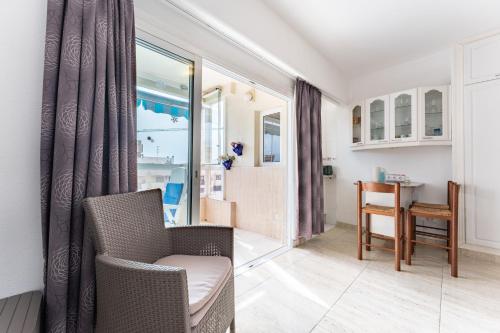 Marina view, sunny one bedroom pyr