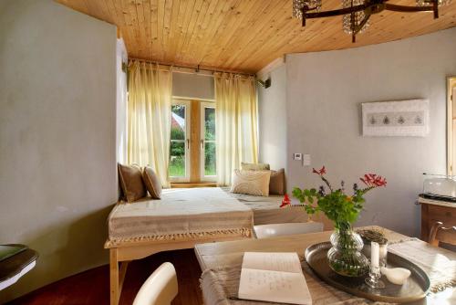 a bedroom with two beds and a table and a window at Uptrulli-Minihaus in Vogt