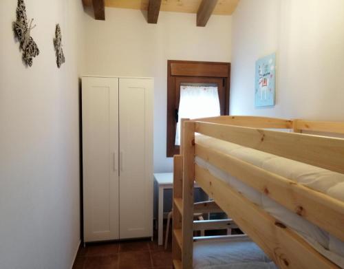 a room with a bunk bed and a closet at El Aterpe 3 in Aldehuela del Rincón