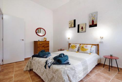 a bedroom with a bed with towels on it at Casa Verol B in Moya