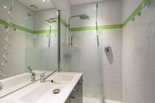 un baño con lavabo y ducha en Fouras, en Saint-Simon-de-Bordes
