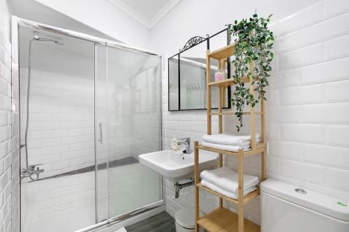 a bathroom with a sink and a toilet and a shower at Las Teresitas Beach Apartment in San Andrés