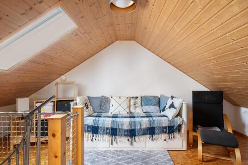 a room with a couch in the attic at Ferienwohnung Watt'nblick in Langeneß