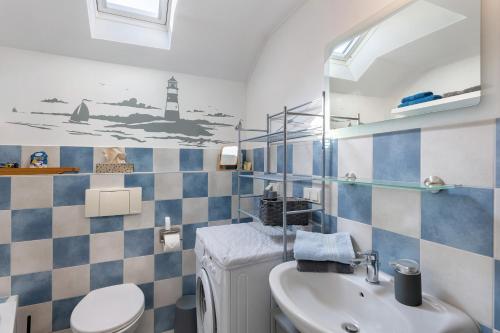 a bathroom with a sink and a toilet at Ferienwohnung Watt'nblick in Langeneß