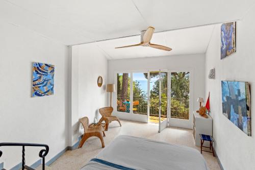 a bedroom with a bed and a ceiling fan at Chambres d'hôtes - La Moustelle in La Croix-Valmer