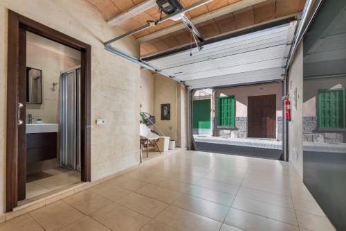 an empty hallway with an open door to a room at Casa típica mallorquina en Sa Pobla in Sa Pobla