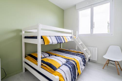 GourhelにあるLa Baraqueのベッドのある部屋にある白い二段ベッド