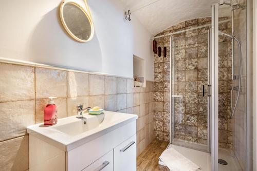 a bathroom with a sink and a shower at Ferienwohnung im Landschloss in Calau