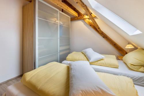 two beds in a room with a window at Ferienwohnung Degen in Donaueschingen