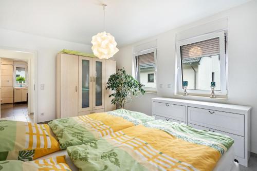 a bedroom with a large bed and a window at Ferienwohnung am Residenzschloss in Altenburg