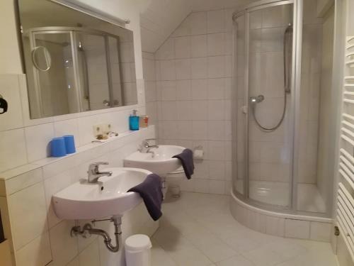 a bathroom with two sinks and a shower at Ferien Auf Dem Steingrubenhof in Sankt Peter