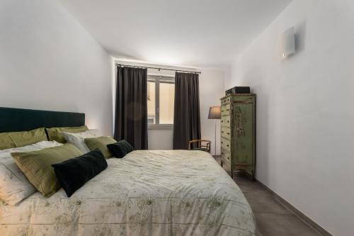 a bedroom with a large bed and a window at Casa Masoni in Colle di Val d'Elsa