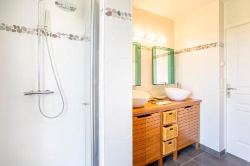 a bathroom with two sinks and a shower at Maison Horizon - 3 ch - 100m plage in Le Guilvinec