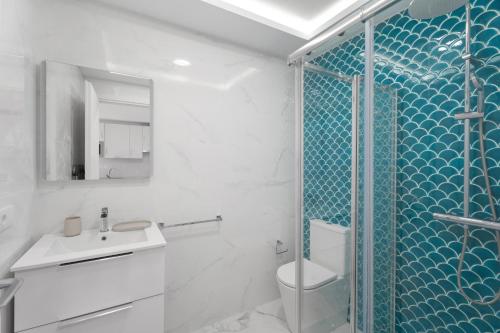 a bathroom with a shower and a toilet and a sink at Granada Park S01A in Arona