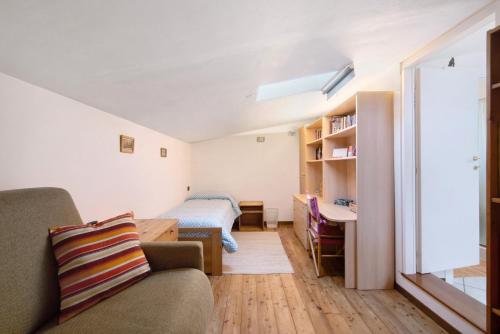 a living room with a bed and a couch at Locazione turistica Raffa-Ele in Cantù