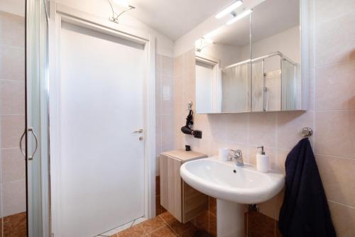 a bathroom with a sink and a mirror at Locazione turistica Raffa-Ele in Cantù