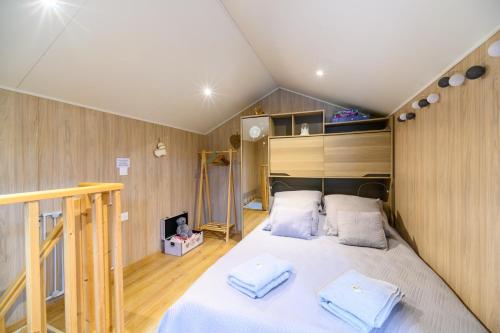 a bedroom with a bed with two towels on it at Gîte Le Pieraline - Ventron in Ventron