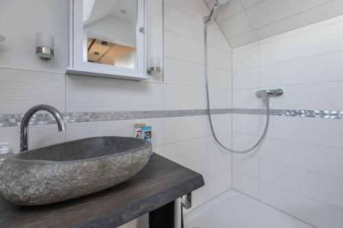 ein Badezimmer mit Waschbecken und Dusche in der Unterkunft Uhse Loft in Heide