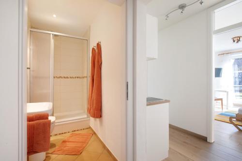 a bathroom with an orange towel hanging on the wall at Birkethof Gartenblick in Grimoldsried
