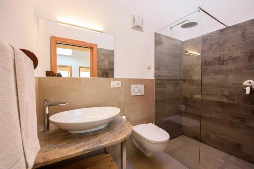 a bathroom with a sink and a toilet and a shower at Peter Paul Studio Gantkofl in Appiano sulla Strada del Vino
