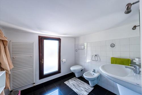 a bathroom with a sink and a toilet and a tub at Il Geco in Salice Salentino