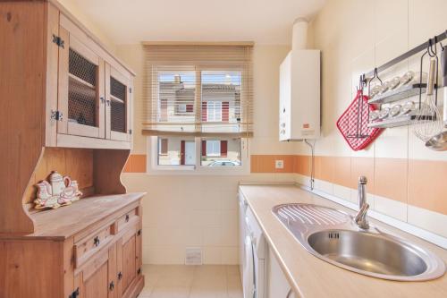 a small kitchen with a sink and a window at Puerta Marina Costa de la Luz in La Redondela