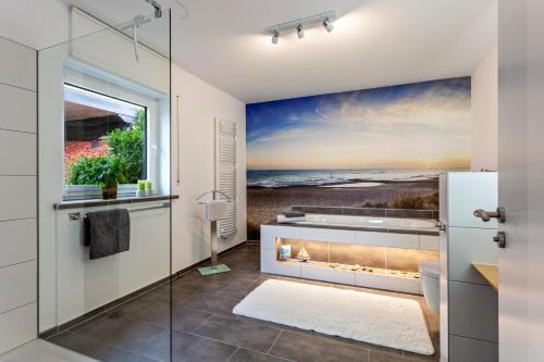 ein Badezimmer mit Dusche und einem Gemälde vom Strand in der Unterkunft Sauerlandrefugium in Medebach