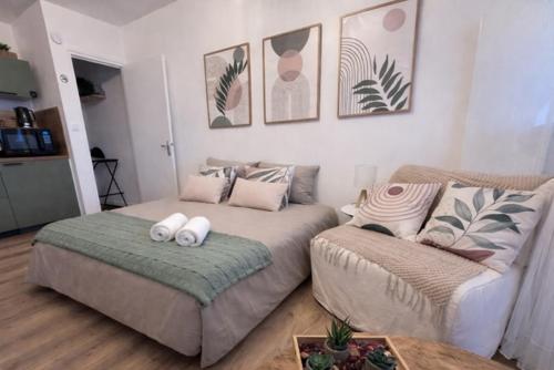 a living room with a couch and a couch and a table at Suite GrandLarge in Berck-sur-Mer