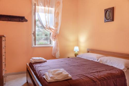 a bedroom with a bed and a window at Villa Tre 's' in Montallegro