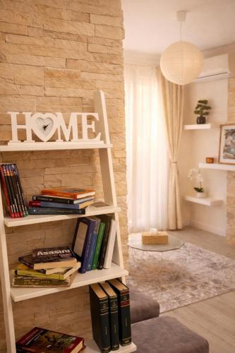 a book shelf filled with books in a living room at DG - Urban Stay in Floreşti
