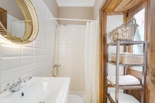 a bathroom with a tub and a sink and a mirror at Caldera de Taburiente Rural in El Paso