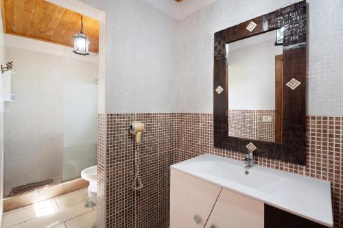 a bathroom with a sink and a mirror at Casa Rural Medina 1 in Agulo