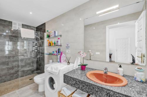 a bathroom with a sink and a toilet and a shower at Coqueto y tranquilo Apartamento in Puerto del Carmen