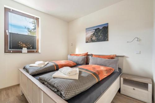 two twin beds in a room with a window at Ferienwohnung im Hotel Reichskrone in Heidenau