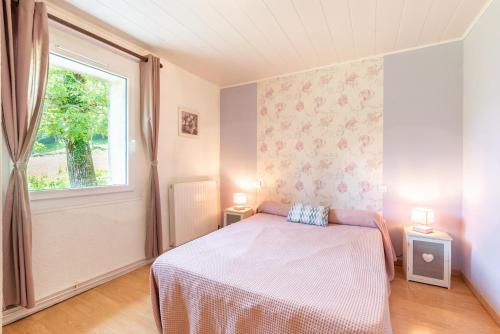 a bedroom with a bed and a window at Au Milan D'ore - Pyrénées in Gère-Belesten