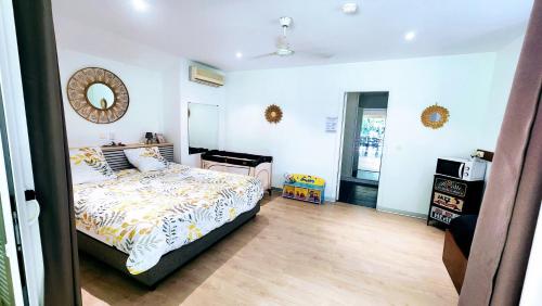 a bedroom with a bed and a mirror on the wall at EVASION Bungalow Harmonie in Sarraméa