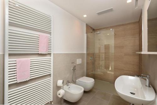 a bathroom with a sink and a toilet and a shower at Al Segnavento Roccafredda in Toscolano Maderno