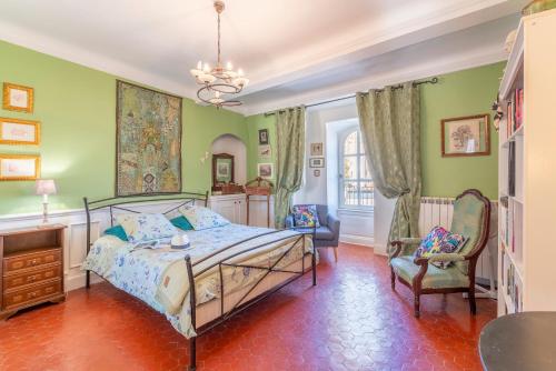 a bedroom with a bed and a desk and a chair at Appart face au Palais des Papes in Avignon