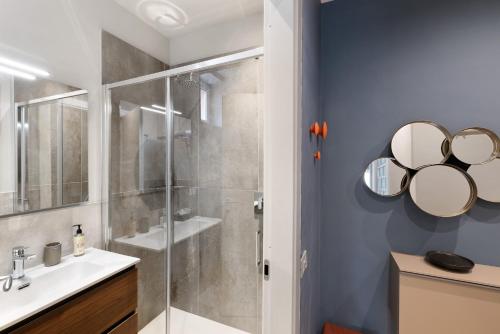 a bathroom with a shower and a sink at Puntodivista in Loano