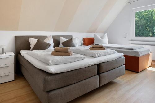 two beds sitting next to each other in a room at To Hus an´t Water in Wunstorf