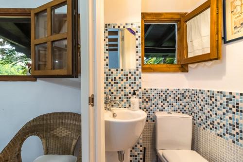 a bathroom with a sink and a toilet at Kety in Serdió